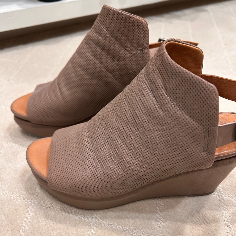 Kenneth Cole Taupe Wedge Sandals Gentle Soles